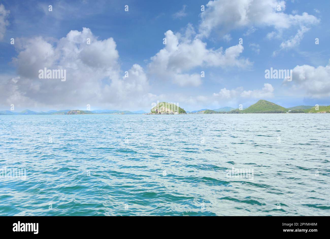 Mer lisse et ciel bleu dans la journée avec air clair pour le design dans votre concept de travail. Banque D'Images