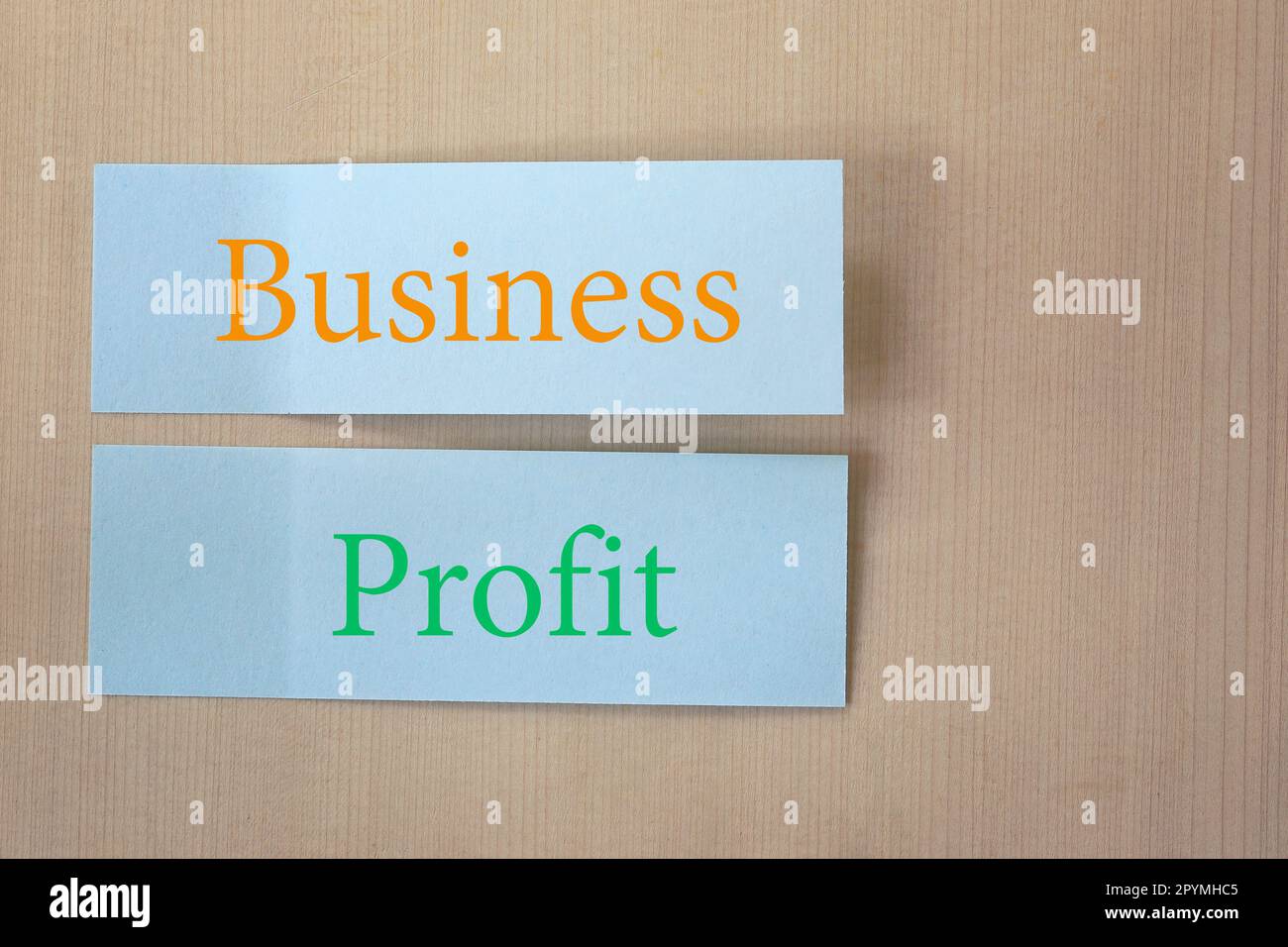 Texte sur papier bleu avec les mots de l'entreprise et le profit pour le design dans votre concept de travail de succès d'affaires. Banque D'Images