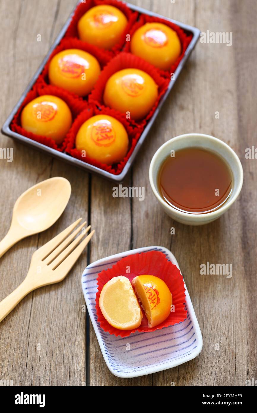 Pâtisserie chinoise sur le plat et ont l'alphabet chinois qui signifie bonne chance et bonne santé sont sur le dessert. Banque D'Images