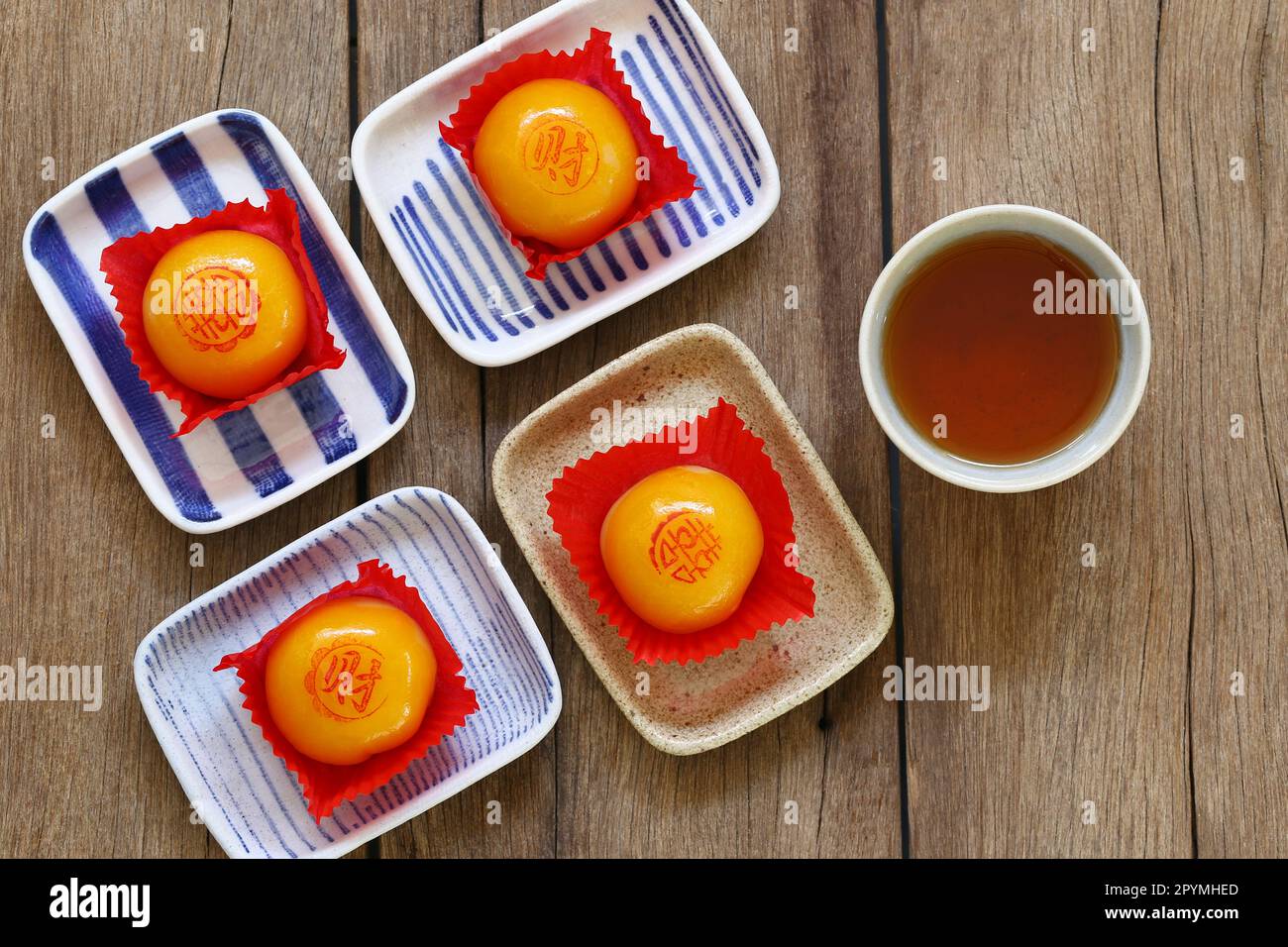 Pâtisserie chinoise sur le plat et ont l'alphabet chinois qui signifie bonne chance et bonne santé sont sur le dessert. Banque D'Images