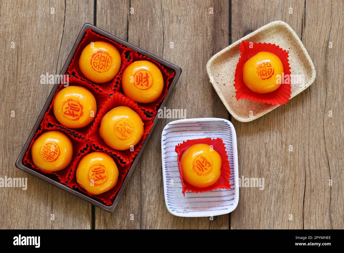 Pâtisserie chinoise sur le plat et ont l'alphabet chinois qui signifie bonne chance et bonne santé sont sur le dessert. Banque D'Images