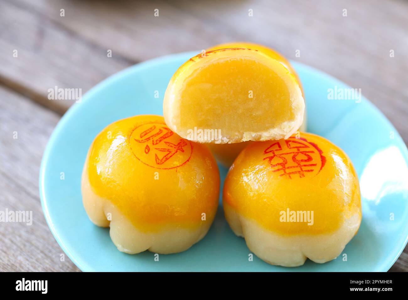 Pâtisserie chinoise sur le plat et ont l'alphabet chinois qui signifie bonne chance et bonne santé sont sur le dessert. Banque D'Images