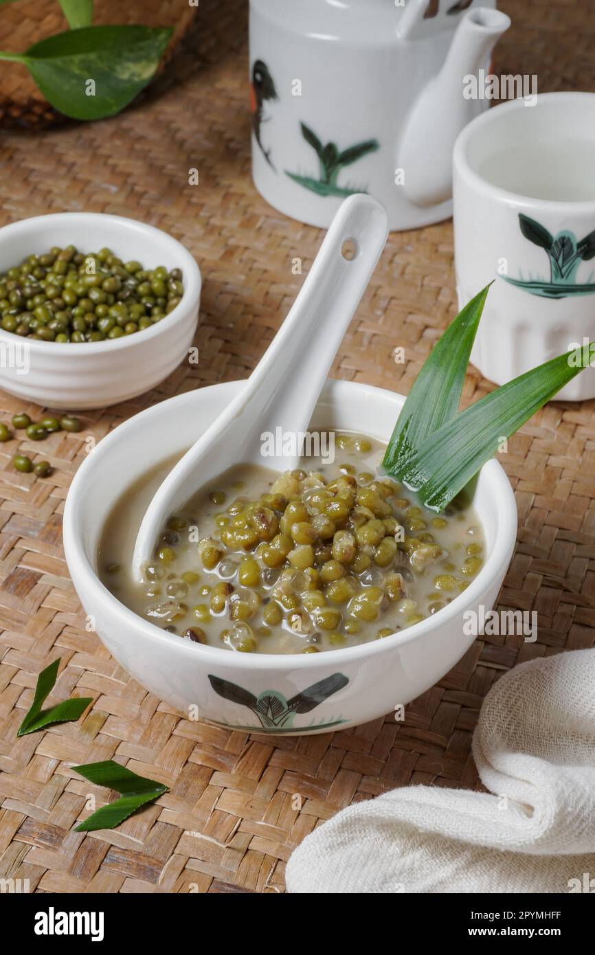 Délicieux porridge doux Mung Seans ou Malaysian appelé Bubur Kacang Hijau est un dessert traditionnel malaisien et indonésien Banque D'Images