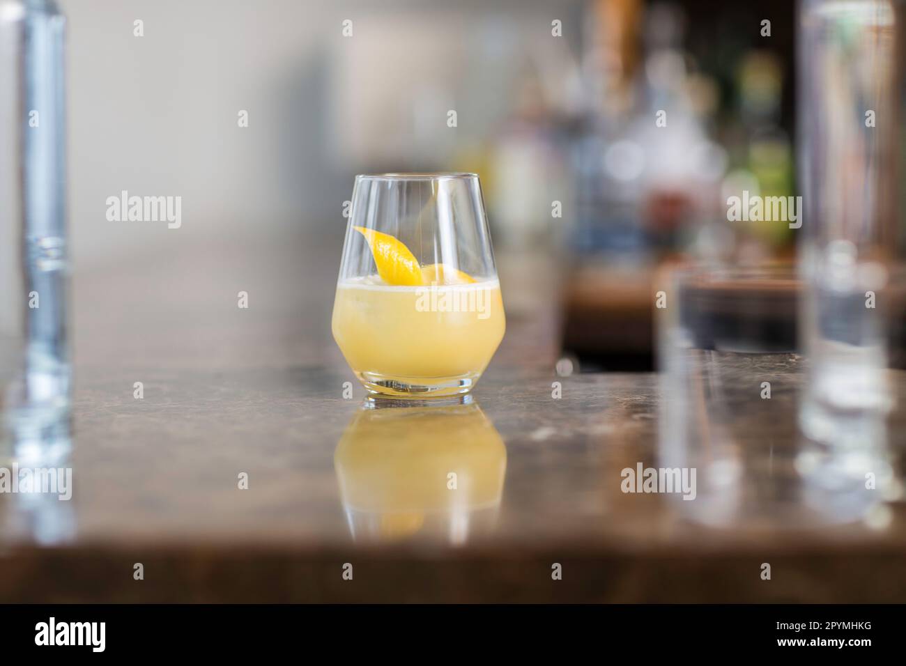 Le cocktail Penicillin en verre sur le comptoir du bar. Banque D'Images