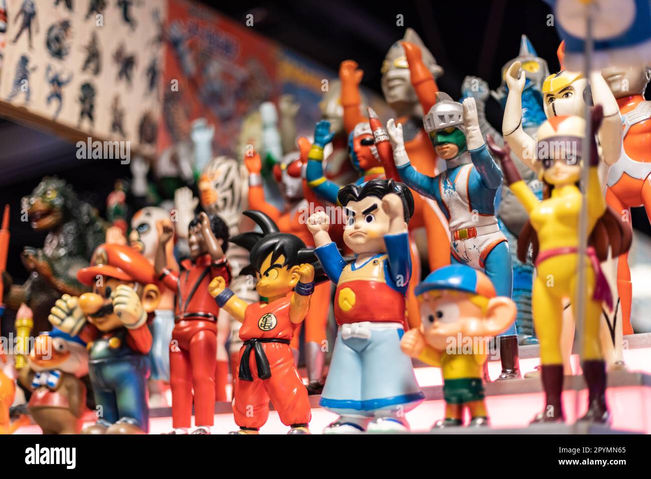 Salle de jeux vidéo au Japon avec jeux rétro et personnages d'action Banque D'Images