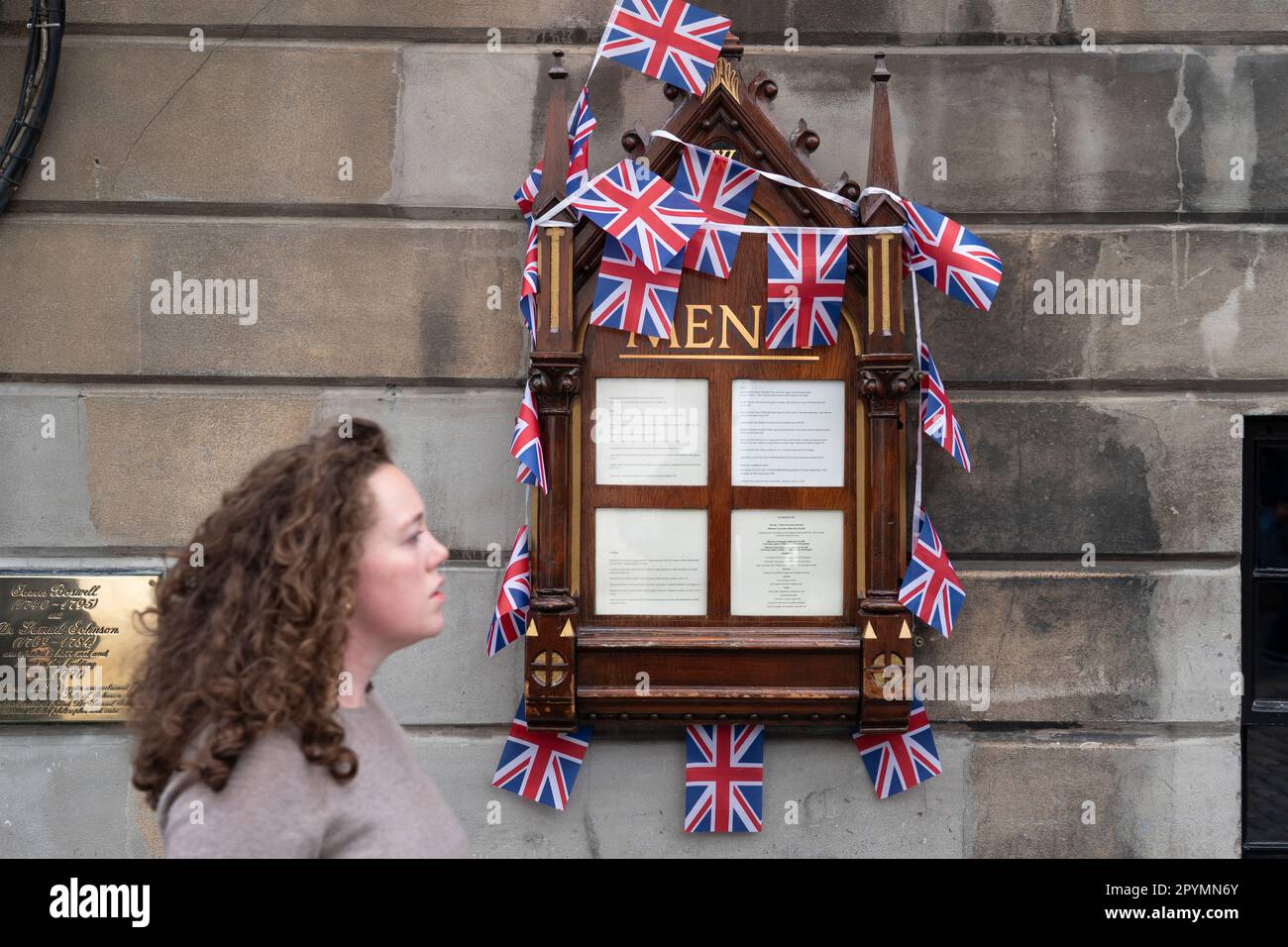Édimbourg, Écosse, Royaume-Uni. 4 mai 2023. Images de boutiques et de rues dans la vieille ville d'Édimbourg alors que le Royaume-Uni se prépare au couronnement du roi Charles II le 6th mai. Photo : Union Jack Bunkting décore l'extérieur du restaurant sur le Royal Mile. Iain Masterton/Alay Live News Banque D'Images