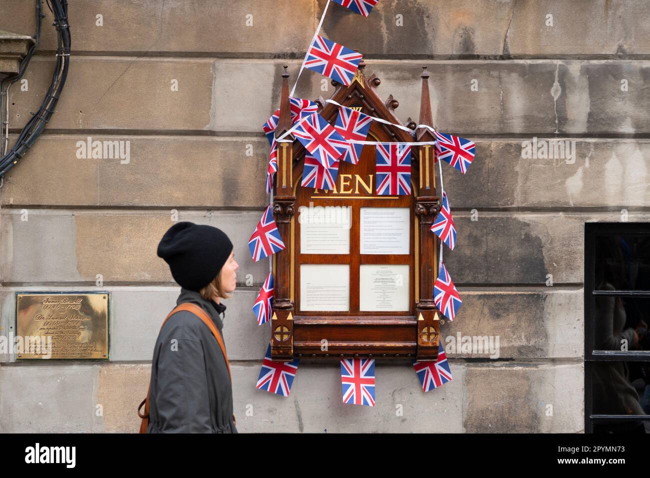 Édimbourg, Écosse, Royaume-Uni. 4 mai 2023. Images de boutiques et de rues dans la vieille ville d'Édimbourg alors que le Royaume-Uni se prépare au couronnement du roi Charles II le 6th mai. Photo : Union Jack Bunkting décore l'extérieur du restaurant sur le Royal Mile. Iain Masterton/Alay Live News Banque D'Images