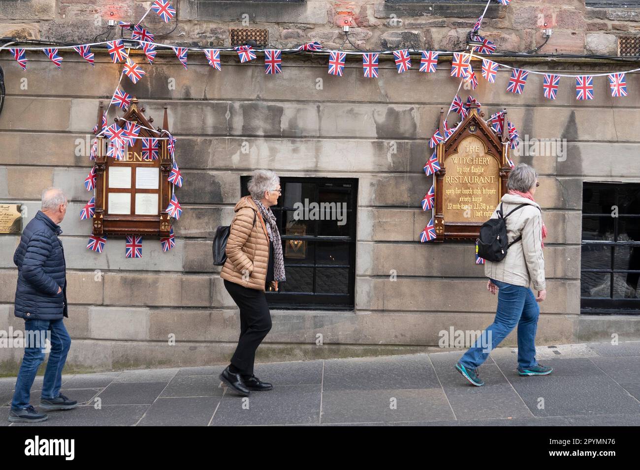 Édimbourg, Écosse, Royaume-Uni. 4 mai 2023. Images de boutiques et de rues dans la vieille ville d'Édimbourg alors que le Royaume-Uni se prépare au couronnement du roi Charles II le 6th mai. Photo : Union Jack Bunkting décore l'extérieur du restaurant sur le Royal Mile. Iain Masterton/Alay Live News Banque D'Images