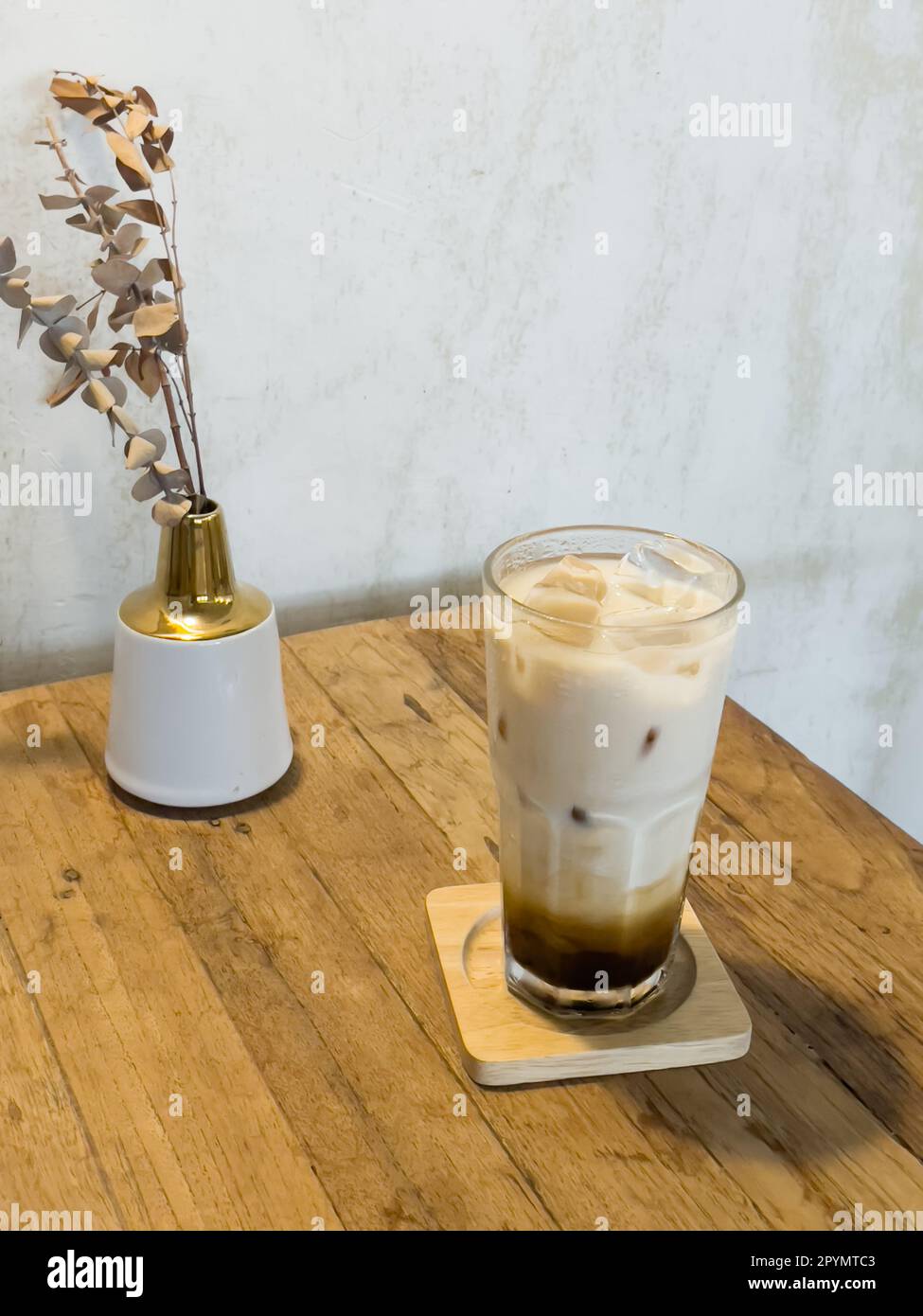 Café glacé avec lait dans le café-restaurant, photo de stock Banque D'Images