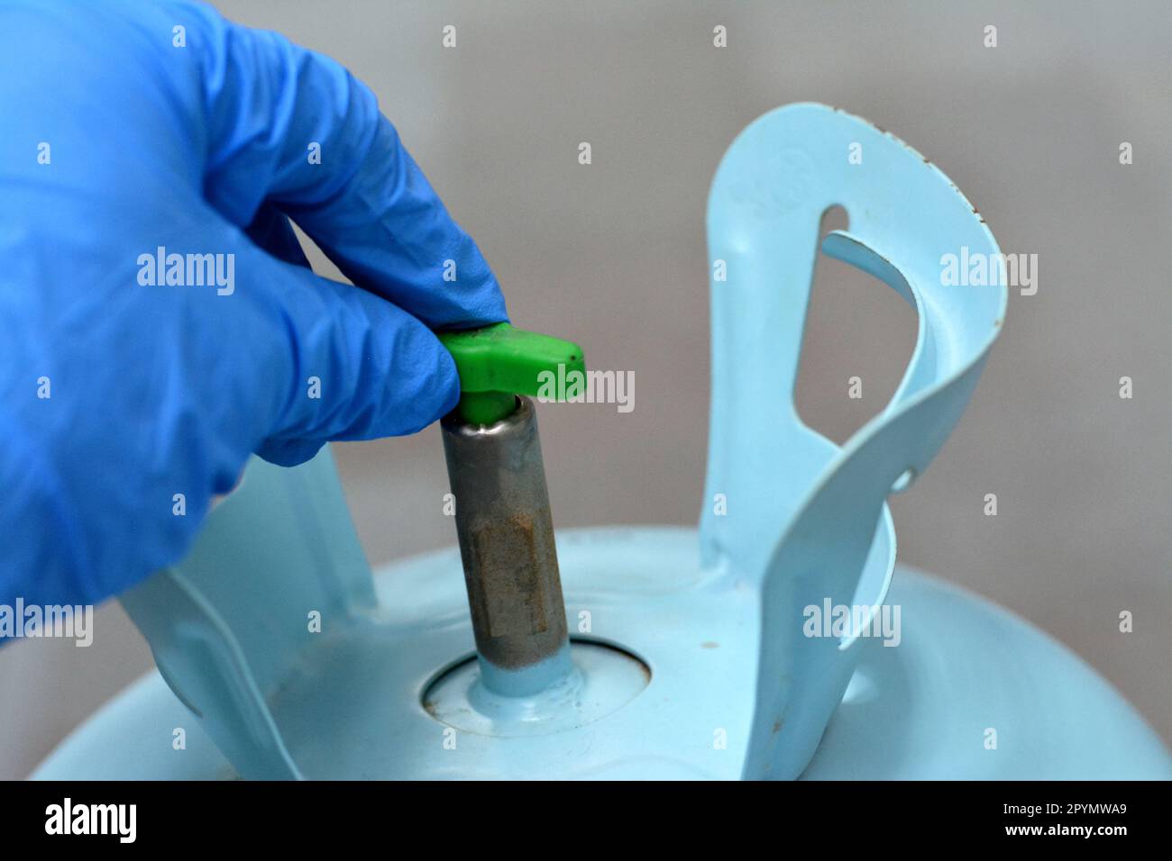 Une bouteille de gaz Freon remplie de gaz incolore à température