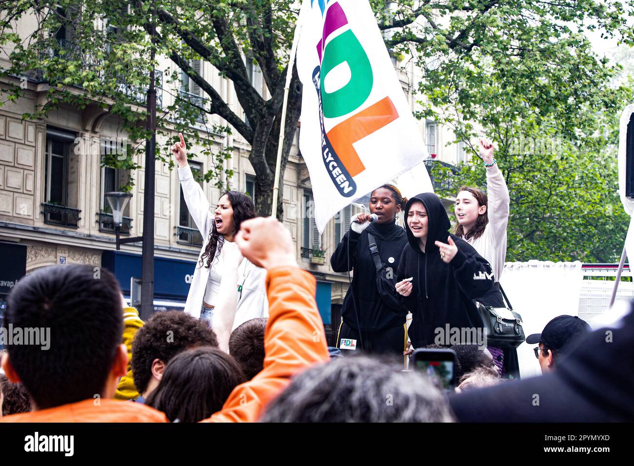 Paris, France. 1st mai 2023. Les syndicats français et les organisations de jeunesse détiennent de nombreux drapeaux et élèvent leurs poings dans les travailleurs solidaires et contre le racisme pendant la manifestation. Manifestation à Paris le 2023 mai en solidarité avec la journée internationale des travailleurs. Des centaines de milliers de personnes se réunissent à Paris pour protester contre leurs droits civils et contre la récente loi française sur la retraite. (Credit image: © Siavosh Hosseini/SOPA Images via ZUMA Press Wire) USAGE ÉDITORIAL SEULEMENT! Non destiné À un usage commercial ! Banque D'Images