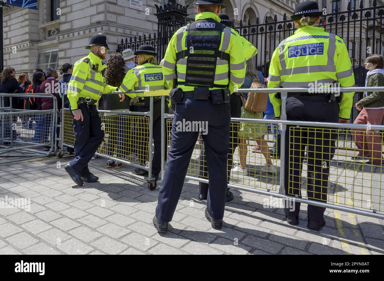 Londres, Angleterre, Royaume-Uni. Police métropolitaine en service à l'entrée de Downing Street, Westminster Banque D'Images