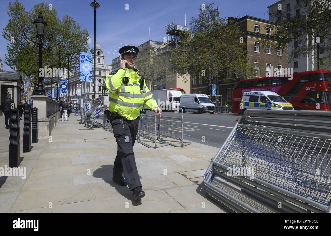 Londres, Angleterre, Royaume-Uni. Officier de police métropolitaine parlant sur son téléphone mobile, Whitehall, Westminster Banque D'Images