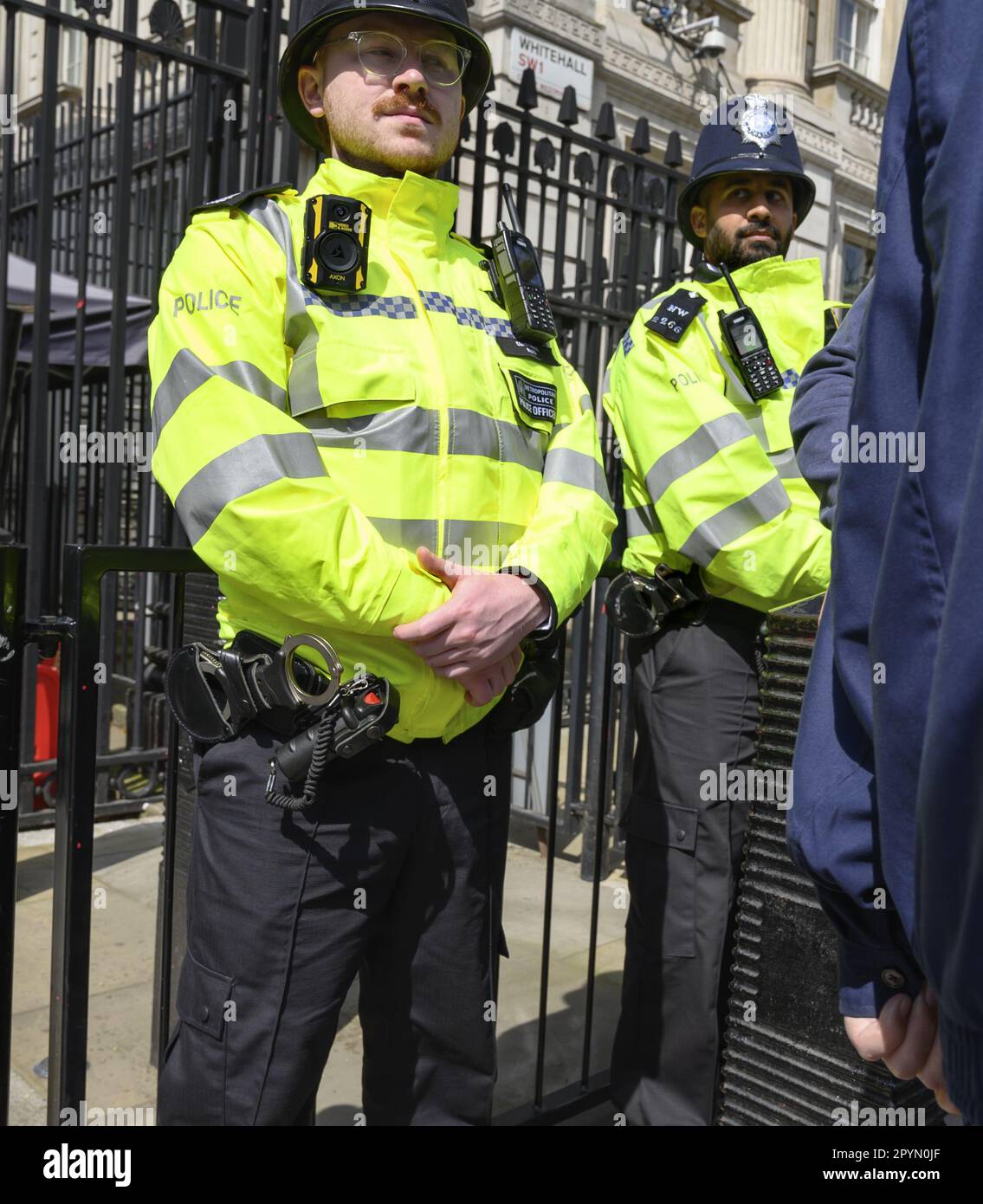 Londres, Angleterre, Royaume-Uni. Police métropolitaine en service à l'entrée de Downing Street, Westminster Banque D'Images