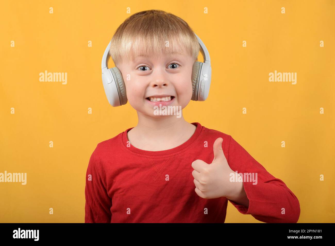 enfant mignon de garçon en écoutant de la musique dans un casque Banque D'Images