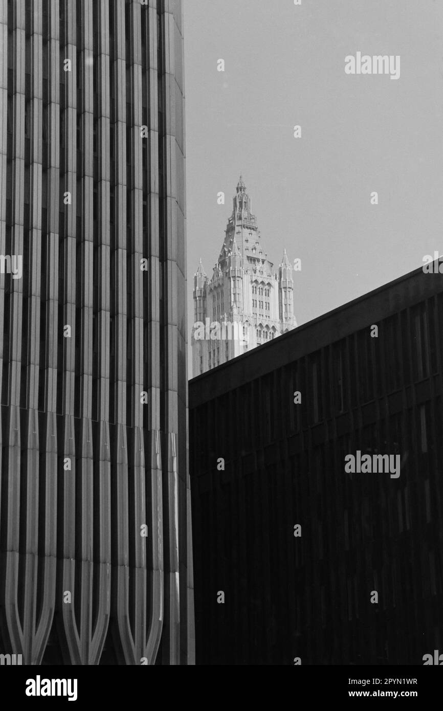 1990 : le World Trade Center, à gauche, a été détruit lors des attentats terroristes de 9/11 contre la ville de New York en 2001. Banque D'Images