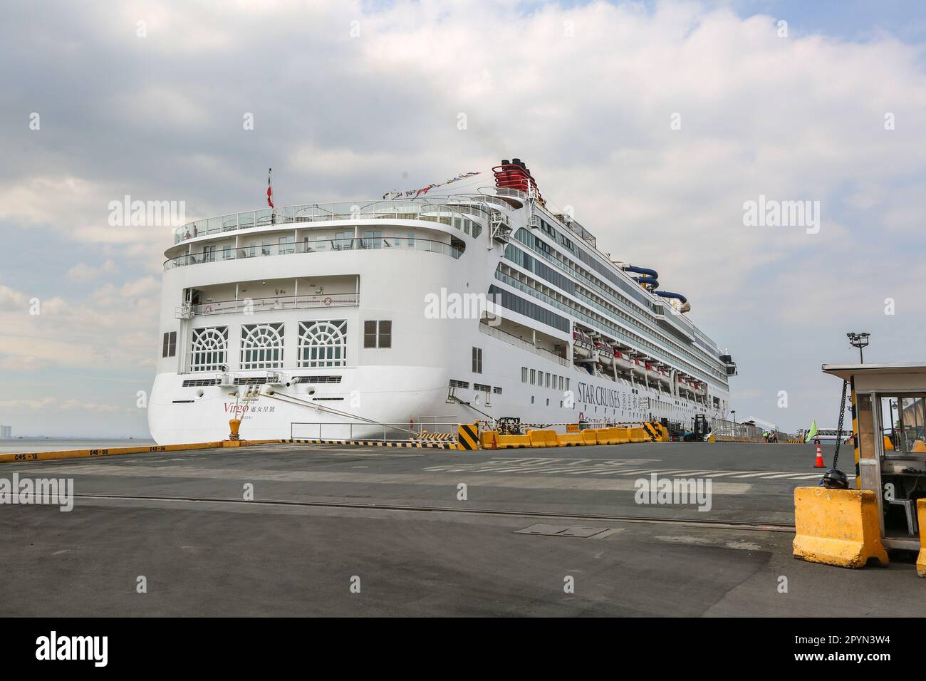 Le navire de croisière chinois SuperStar Virgo (2025 : Star Navigator StarCruises) fait escale dans le port de la baie de Manille pour visiter la région métropolitaine de la capitale des Philippines Banque D'Images