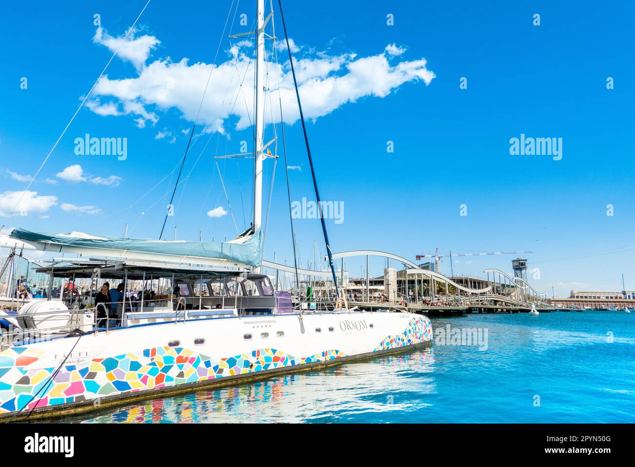 Barcelone, Espagne - 26 mars 2023: Un magnifique paysage d'été du bord de mer et du port de plaisance de Barcelone à Port Vell Banque D'Images