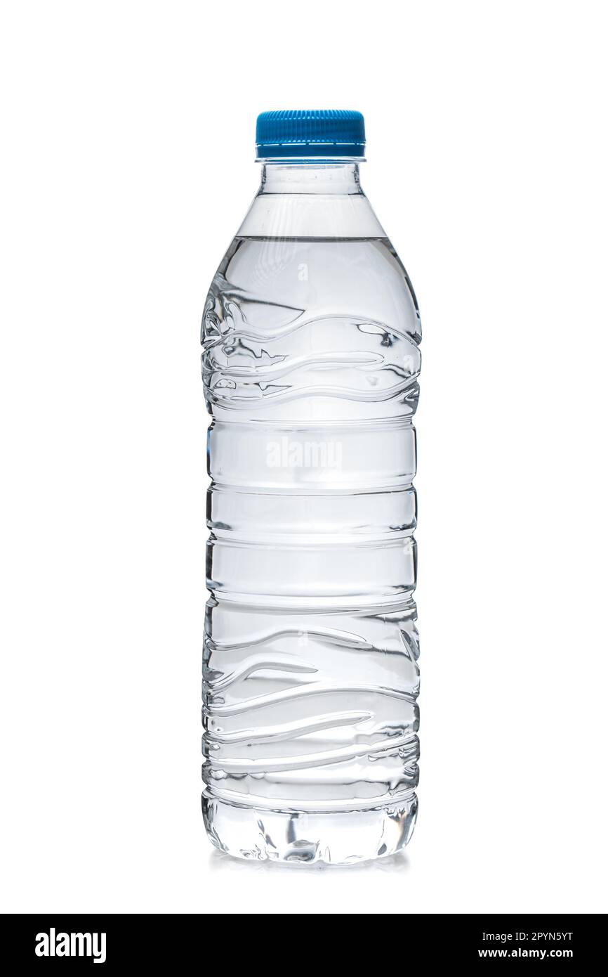 une bouteille d'eau en plastique d'un demi-litre avec bouchon bleu isolée  sur le fond blanc Photo Stock - Alamy