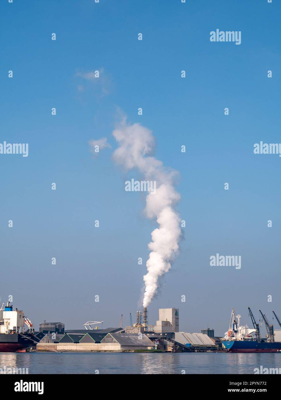 Usine de fabrication d'engrais phosphate dans le port de l'ouest des docklands, au canal de la mer du Nord, à Amsterdam, aux pays-Bas Banque D'Images