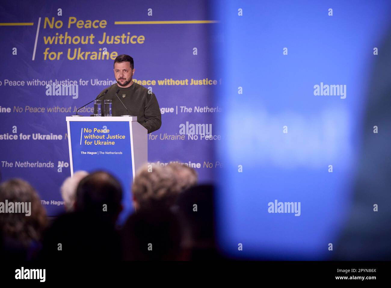 La Haye, pays-Bas. 04th mai 2023. Le président ukrainien Volodymyr Zelenskyy prononce un discours devant la Cour pénale internationale appelant à l’arrestation du président russe Vladimir Poutine pour crimes de guerre, 4 mai 2023 à la Haye, aux pays-Bas. Crédit: Pool photo/Bureau de presse présidentiel ukrainien/Alamy Live News Banque D'Images
