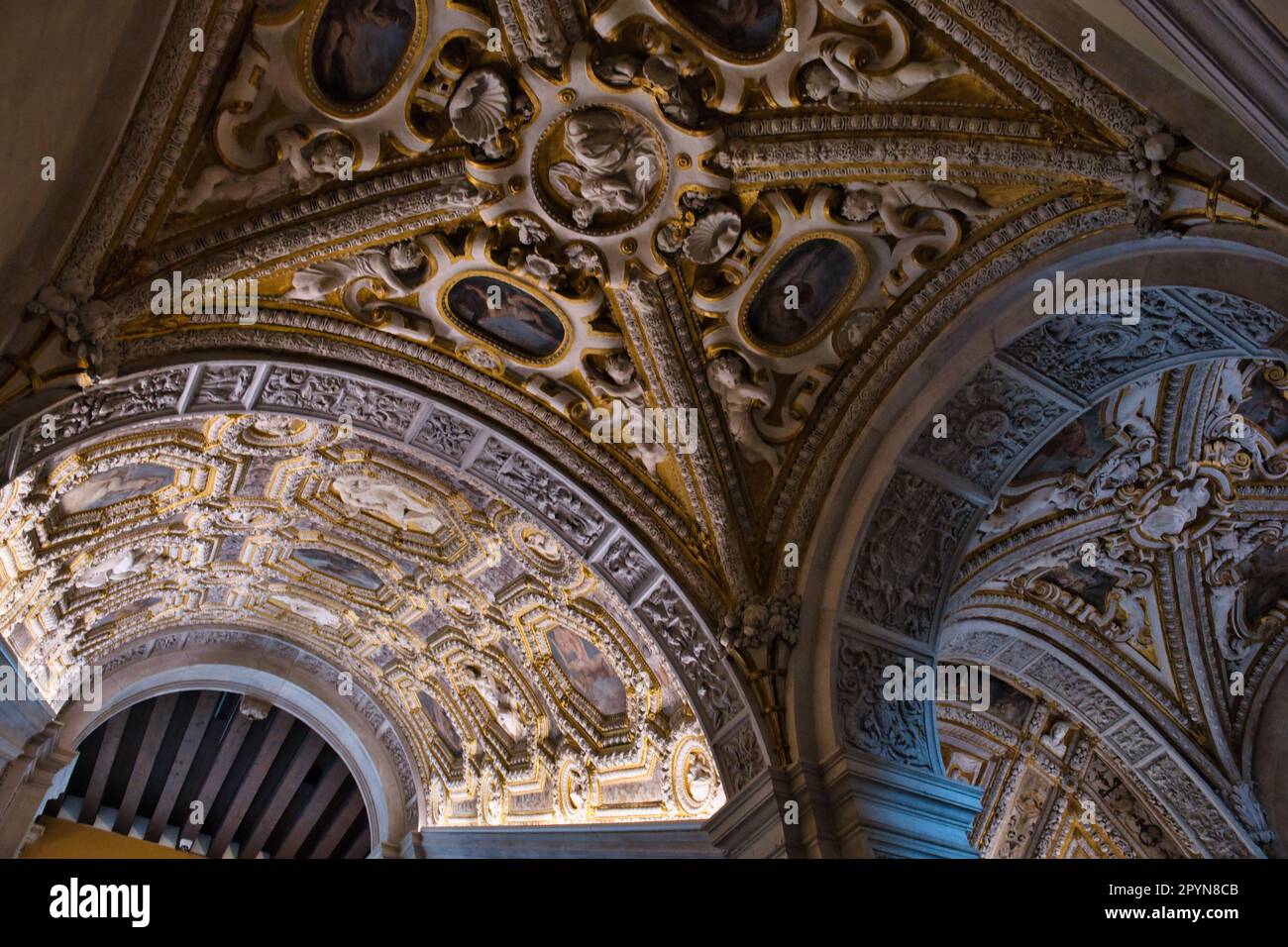 Vue sur les célèbres escaliers dorés à l'intérieur du Palazzo Ducale à Venise Banque D'Images