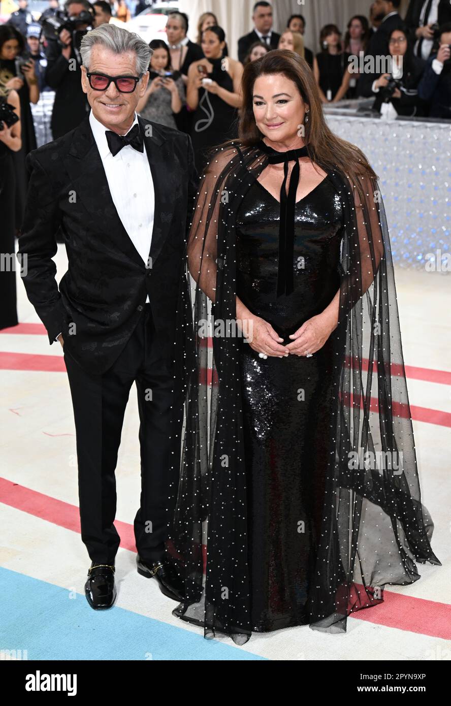 New York, États-Unis. 1er mai 2023. Pierce Brosnan et son épouse Keely Shaye Smith arrivant au met Gala. Crédit : Doug Peters/EMPICS/Alamy Live News Banque D'Images