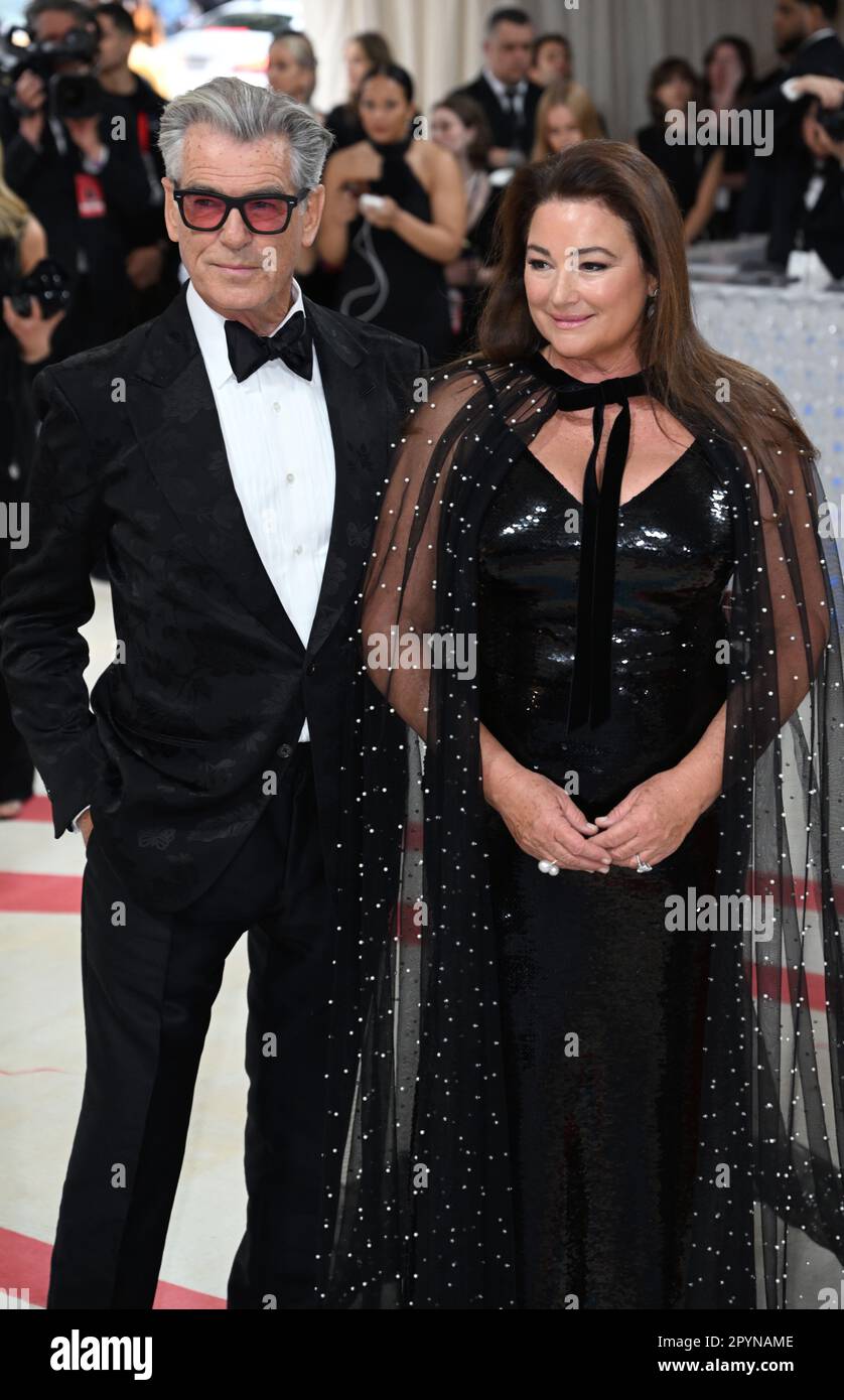 New York, États-Unis. 1 mai 2023. Pierce Brosnan et Keely Shaye Smith arrivent au gala met 2023, au Metropolitan Museum of Art de New York. Cette année Banque D'Images