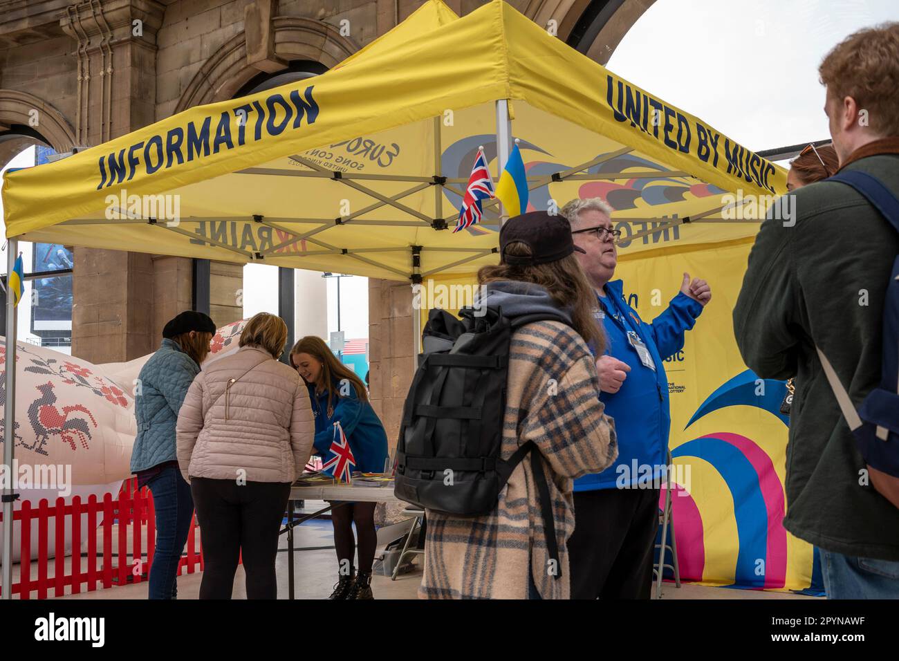 Liverpool, Angleterre. 9 jours avant la grande finale d'Eurovsion 2023. 4th mai 2023 Lime Street Station information Centre. Bénévoles aidant les touristes à la ville pour le concours Eurovision 2023. Liverpool accueille au nom de l'Ukraine. Banque D'Images