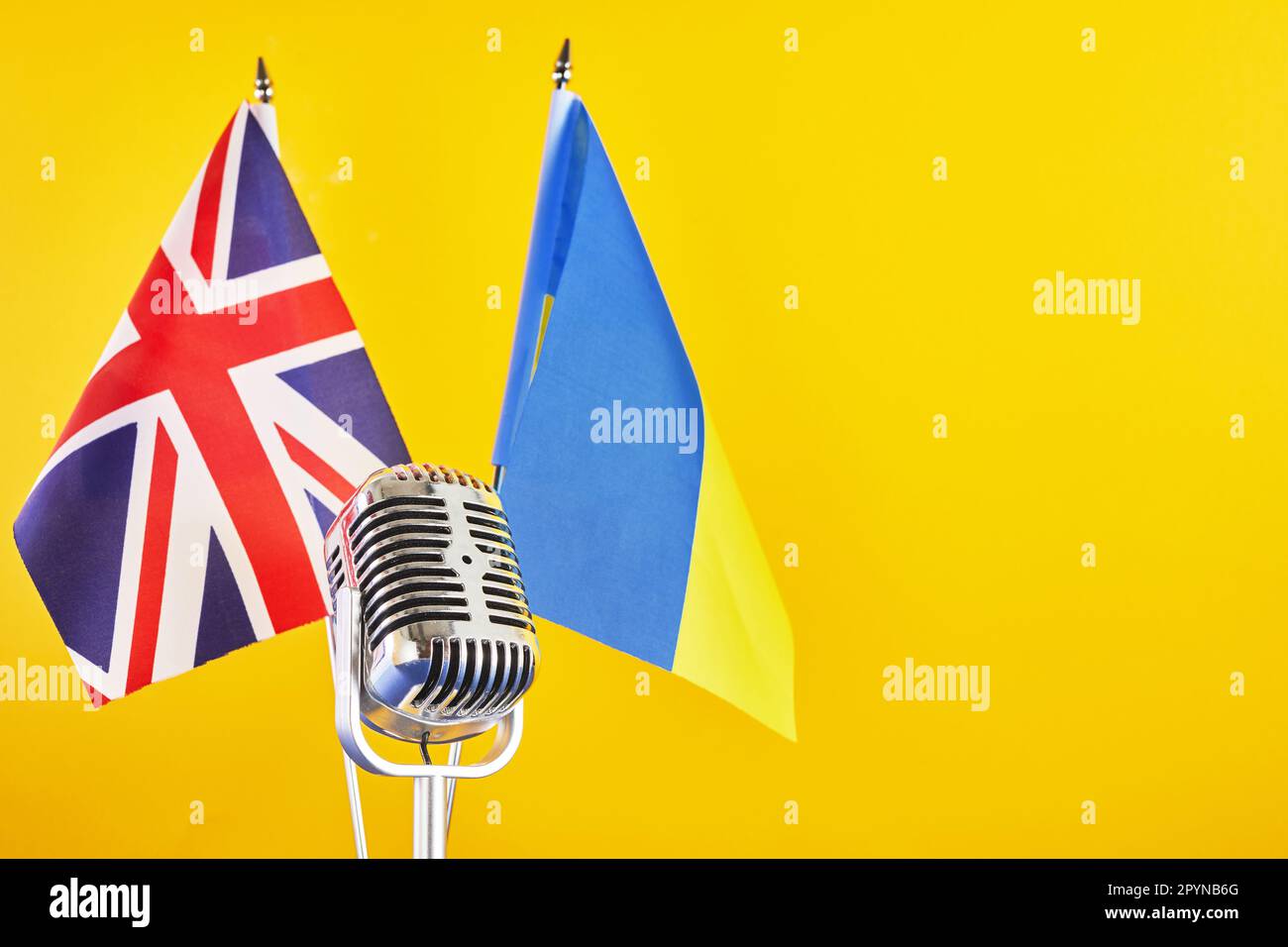 Microphone sur fond d'un drapeau flou Ukraine et Grande-Bretagne. Concours européen de la chanson Liverpool. Banque D'Images