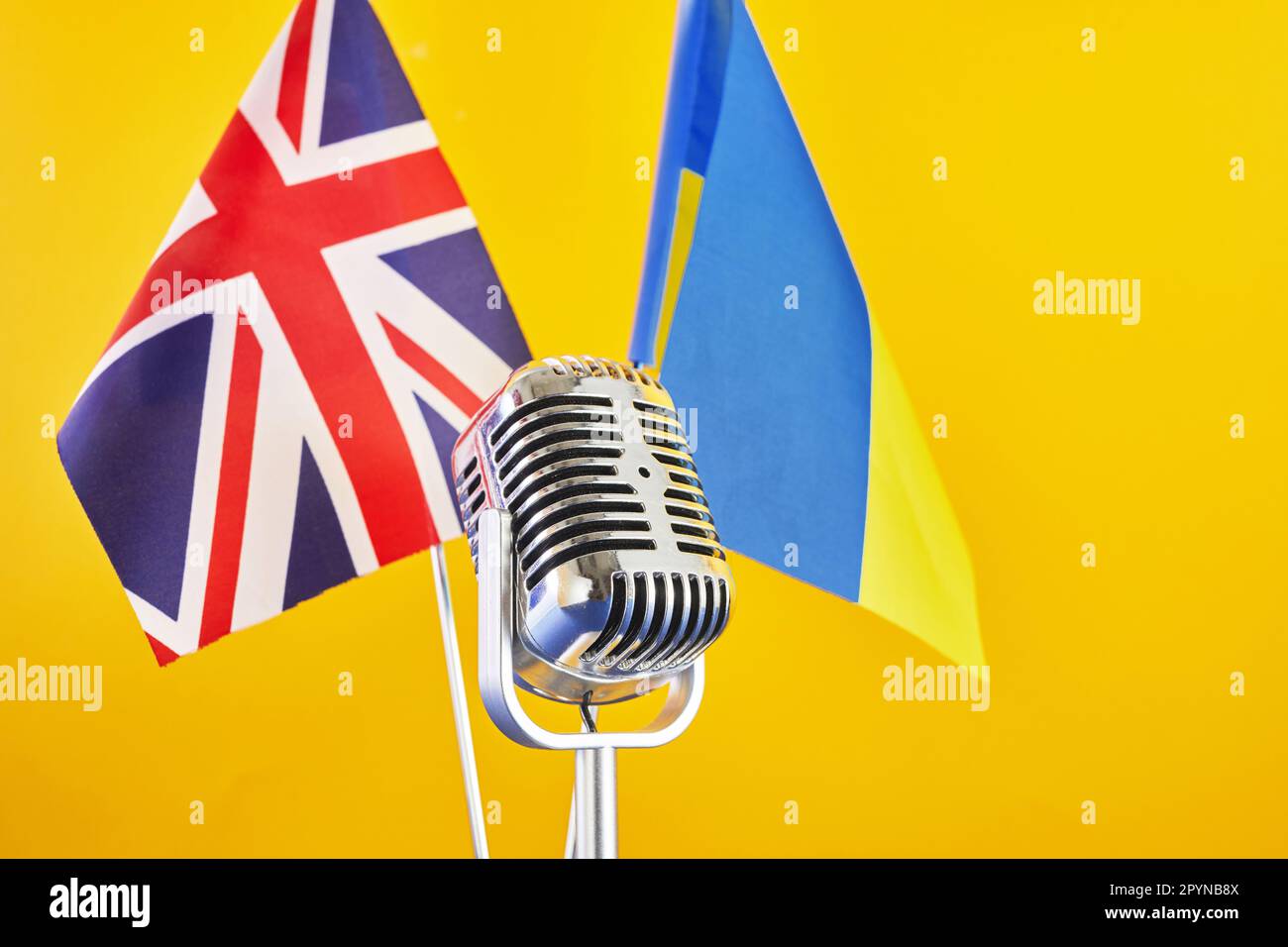 Microphone sur fond d'un drapeau flou Ukraine et Grande-Bretagne. Concours européen de la chanson Liverpool. Banque D'Images