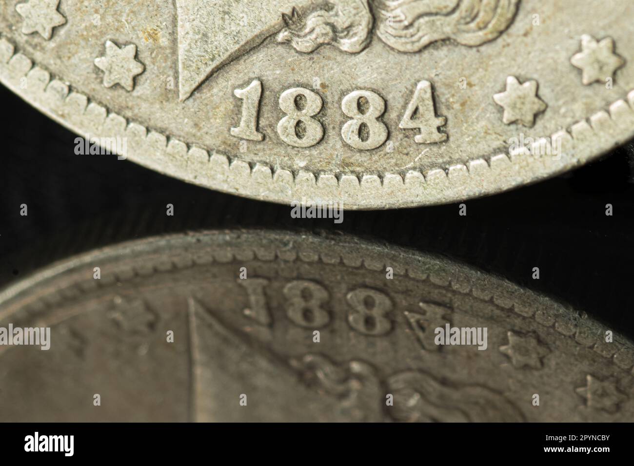 1884 Morgan Silver Dollar contre fond noir avec réflexion Banque D'Images