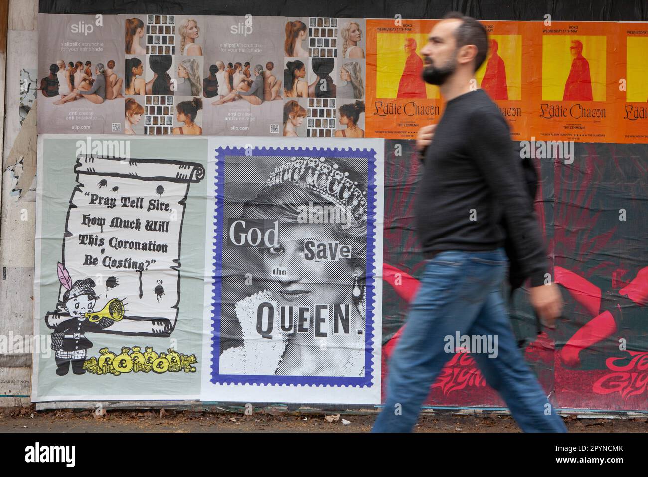 Londres, Royaume-Uni. 4th mai 2023. Sur Theobalds Road près de Holborn, des affiches républicaines protestent contre la monarchie et le coût du couronnement. Le couronnement du roi Charles III aura lieu le samedi 6 mai, mais tout le monde au Royaume-Uni ne soutient pas la monarchie et beaucoup sont mécontents du coût des célébrations pendant la crise du coût de la vie. Une affiche montre la princesse Diana avec le slogan « God Save the Queen ». Credit: Anna Watson/Alay Live News Banque D'Images