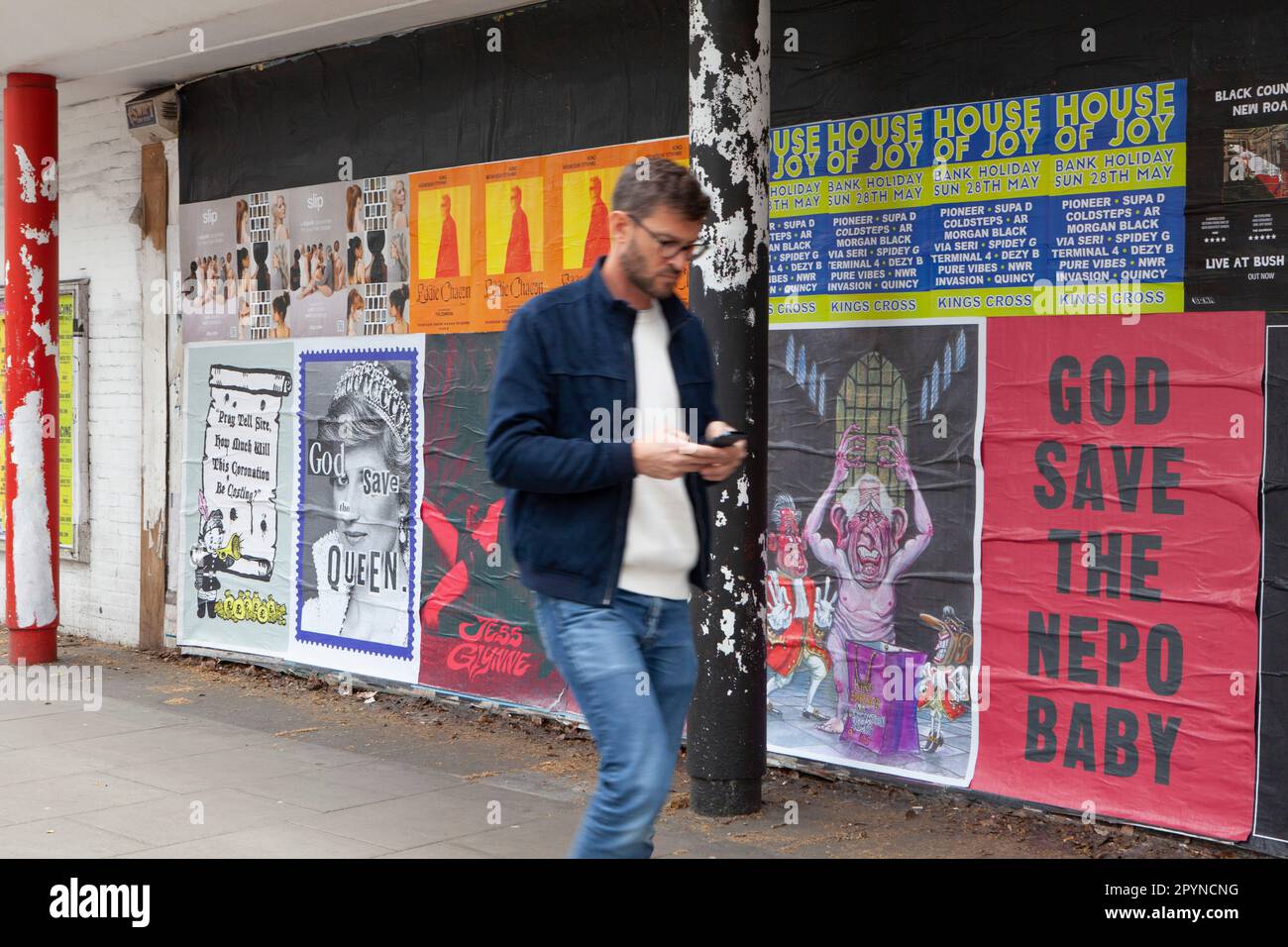 Londres, Royaume-Uni. 4th mai 2023. Sur Theobalds Road près de Holborn, des affiches républicaines protestent contre la monarchie et le coût du couronnement. Le couronnement du roi Charles III aura lieu le samedi 6 mai, mais tout le monde au Royaume-Uni ne soutient pas la monarchie et beaucoup sont mécontents du coût des célébrations pendant la crise du coût de la vie. Credit: Anna Watson/Alay Live News Banque D'Images