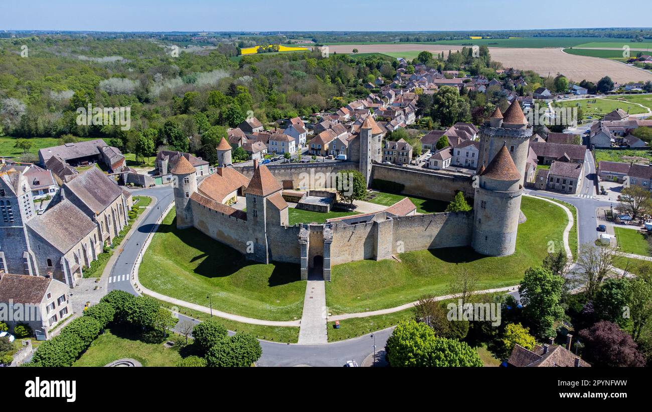 Vue aérienne du château français de Blandy les Tours en Seine et Marne - forteresse féodale médiévale avec une enceinte hexagonale protégée par un grand rond Banque D'Images