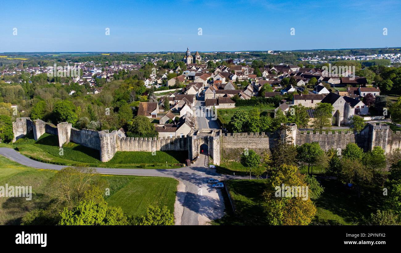 Vue aérienne des murs fortifiés de Provins, ville médiévale qui a accueilli l'une des plus grandes foires de Champagne aujourd'hui situées en Seine et Marne, France - Banque D'Images