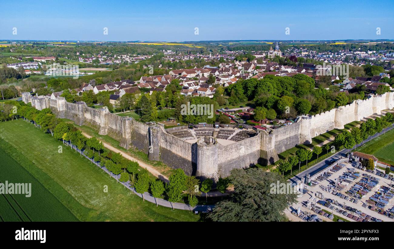 Vue aérienne des murs fortifiés de Provins, ville médiévale qui a accueilli l'une des plus grandes foires de Champagne aujourd'hui situées en Seine et Marne, France - Banque D'Images