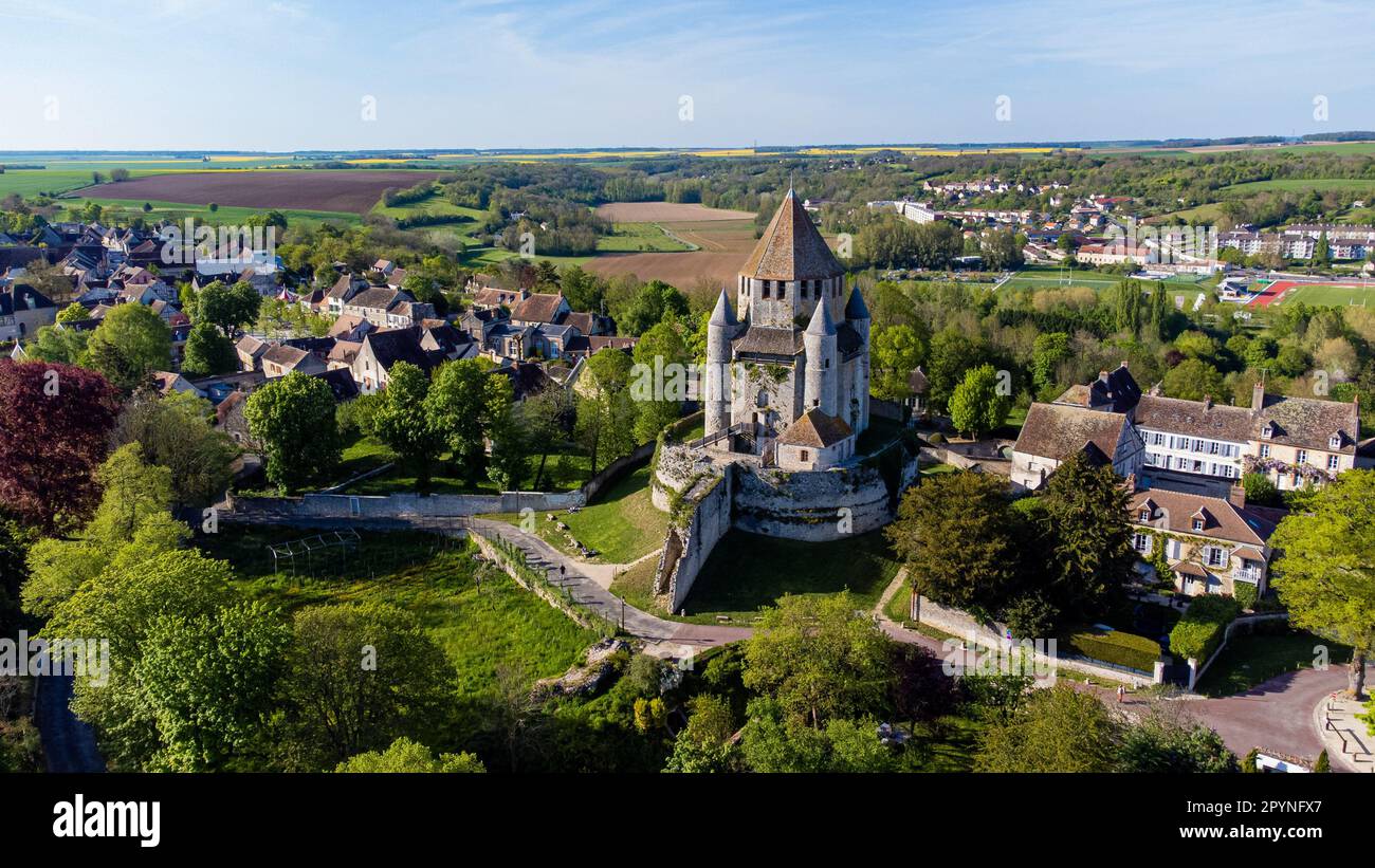 Vue aérienne du Tour César ('Tour César') à Provins, ville médiévale de Seine et Marne, France - donjon octogonal avec une base carrée au sommet de Banque D'Images