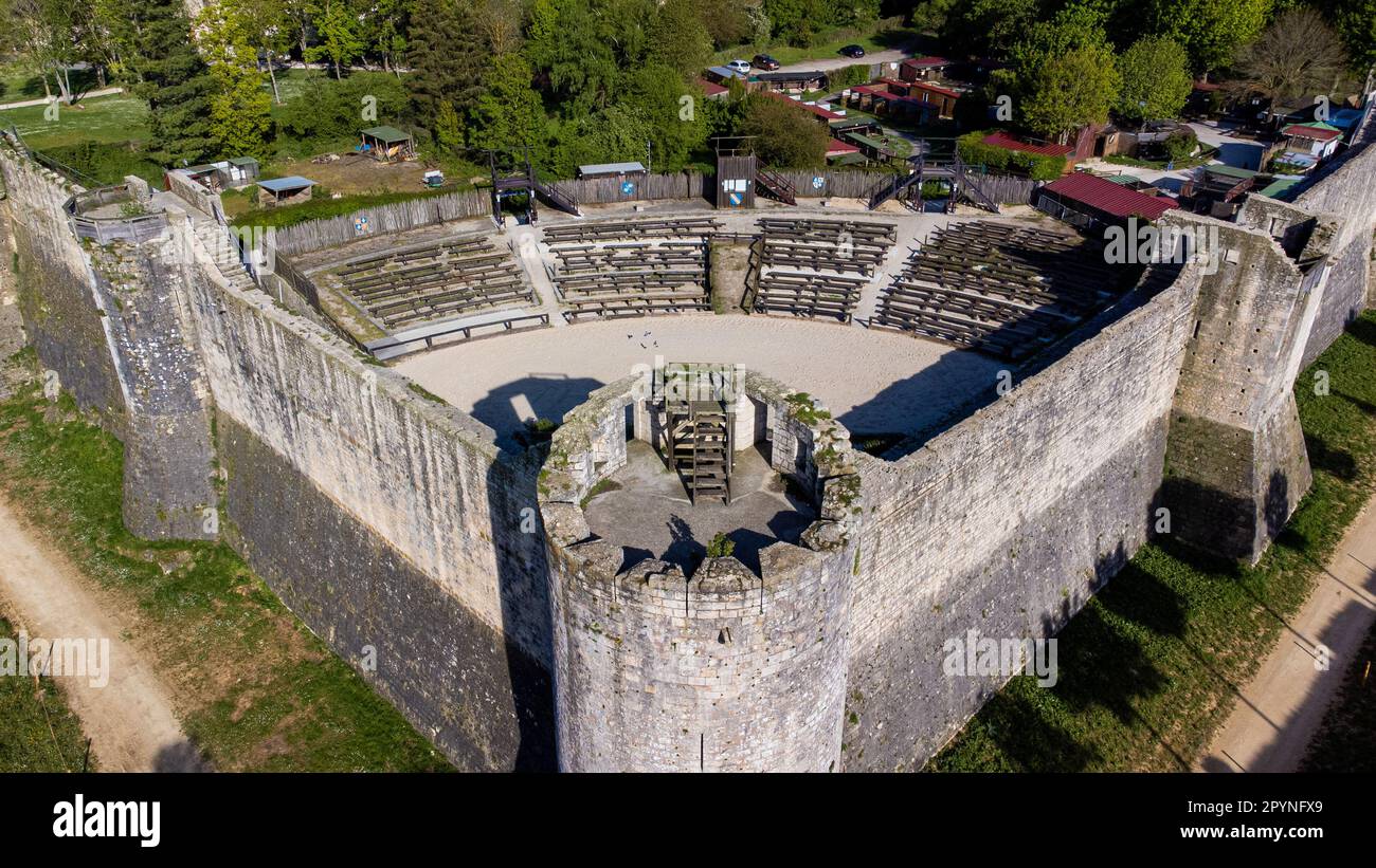Vue aérienne de l'amphithéâtre de Provins, ville médiévale qui a accueilli l'une des plus grandes foires de Champagne actuellement situées en Seine et Marne, France - BLE Banque D'Images