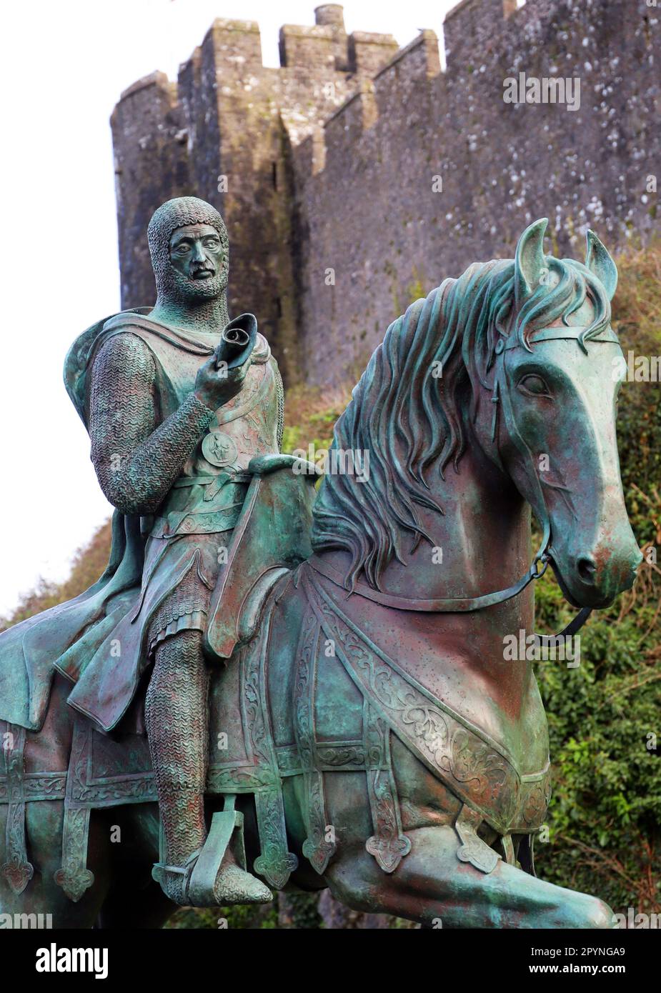 Statue en bronze de William Marshal, 1st comte de Pembroke à l'extérieur du château de Pembroke, Pembroke, Dyfed, pays de Galles Banque D'Images