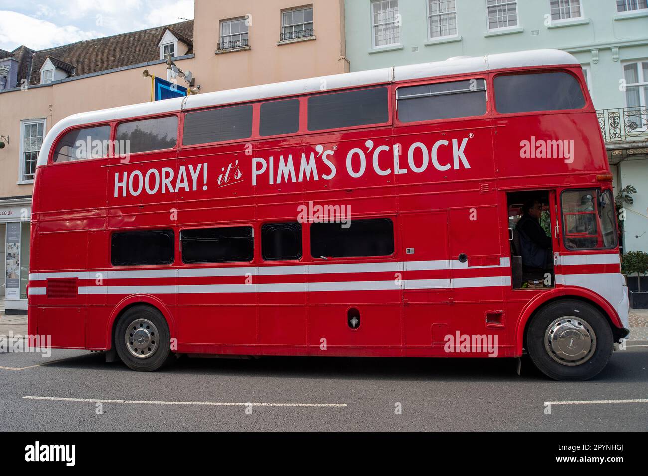 Windsor, Berkshire, Royaume-Uni. 4th mai 2023. Une barre de bus Pimm's O'Clock à Windsor en route vers la longue marche, prête pour les célébrations du Coronation. Crédit : Maureen McLean/Alay Live News Banque D'Images
