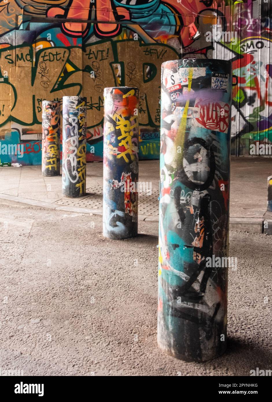 Posts couverts de graffiti à l'entrée des Vaults, Waterloo à Londres. Banque D'Images