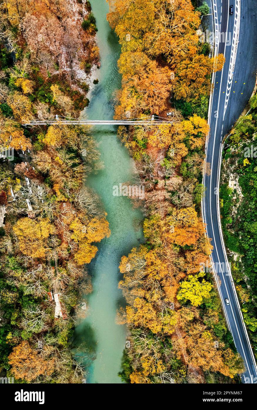 Vue aérienne (drone) de la vallée de Tempe et du fleuve Pineios, Larissa, Thessalie, Grèce. Banque D'Images