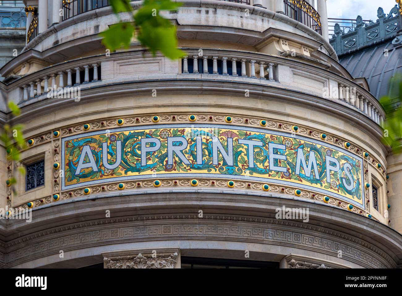 Gros plan du panneau en mosaïque « au Printemps » sur la façade du Printemps Haussmann, un grand magasin de renommée mondiale de Paris, France Banque D'Images