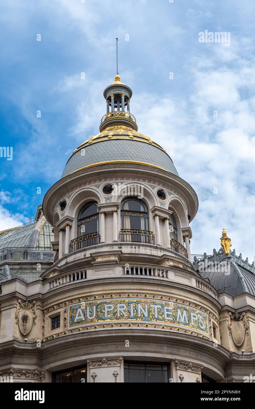 Détail de la façade et du panneau de mousse « au Printemps » du bâtiment historique du Printemps Haussmann, un grand magasin parisien de renommée mondiale Banque D'Images
