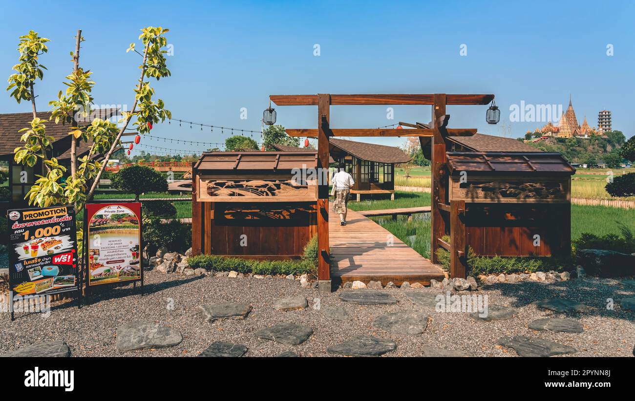 KANCHANABURI -THAÏLANDE, MARS 30 ,2023 : touristes non identifiés viennent visiter et prendre des photos avec restaurant et café avec un beau jardin décoré Banque D'Images