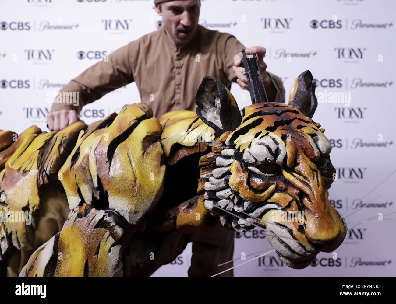 New York, États-Unis. 04th mai 2023. Richard Parker, marionnette tigre grandeur nature, de la vie des marionnettistes Pi, arrive sur le tapis rouge lors de l'édition 76th des Tony Awards. Rencontrez les nominés lors de l'événement presse du Sofitel New York au Sofitel New York on 04 mai 2023 à New York. Photo de John Angelillo/UPI crédit: UPI/Alay Live News Banque D'Images