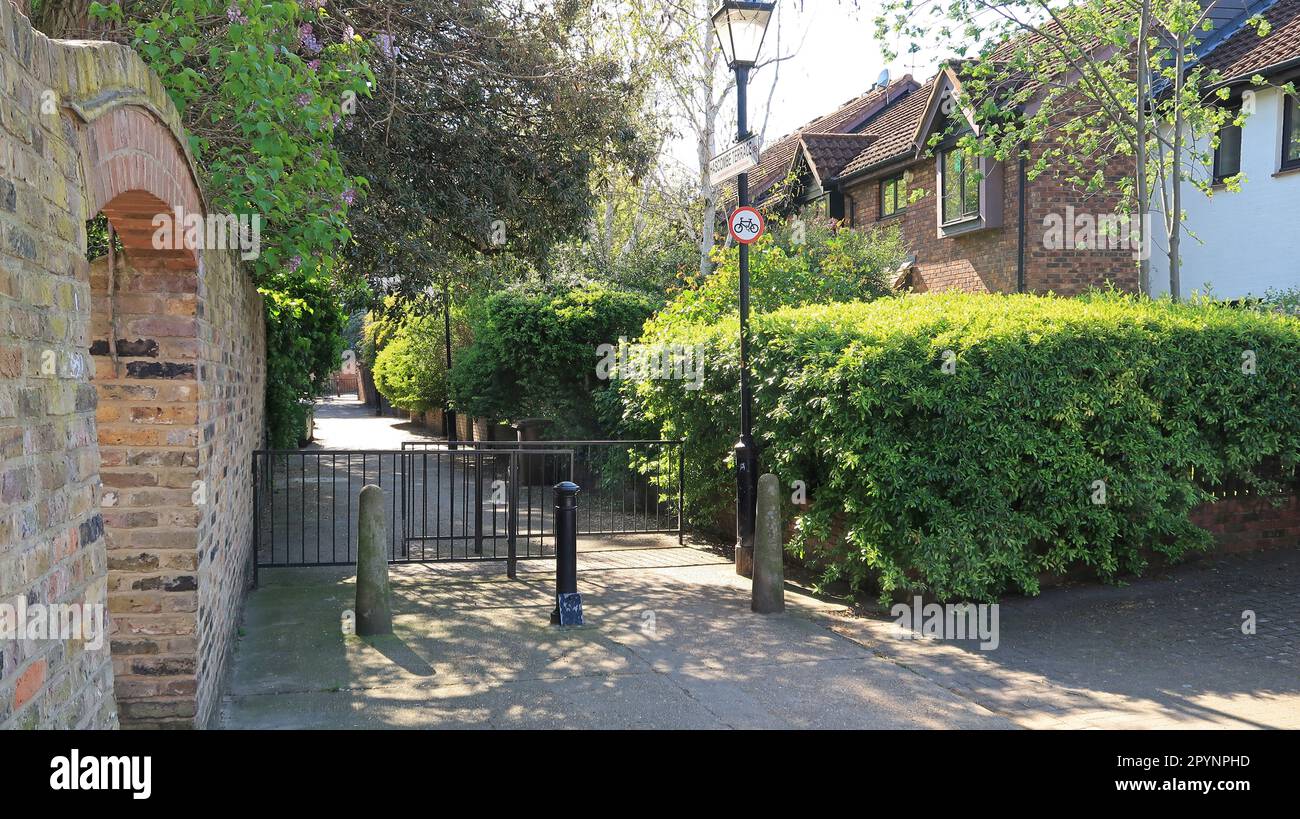 Love Walk - un sentier piétonnier à Camberwell, au sud-est de Londres, au Royaume-Uni. Affiche des bornes, des barrières et un panneau pour empêcher le vélo. Banque D'Images