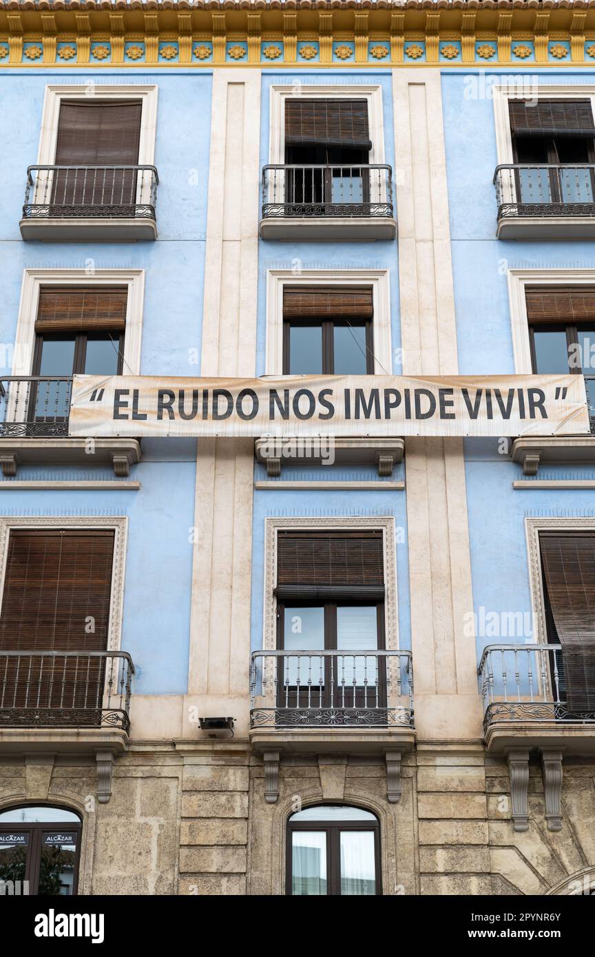 Grenade, Espagne; avril-22, 2023: Slogan de protestation avec le texte "le bruit nous empêche de vivre" sur la façade d'un bâtiment dans le centre-ville de Grenade Banque D'Images