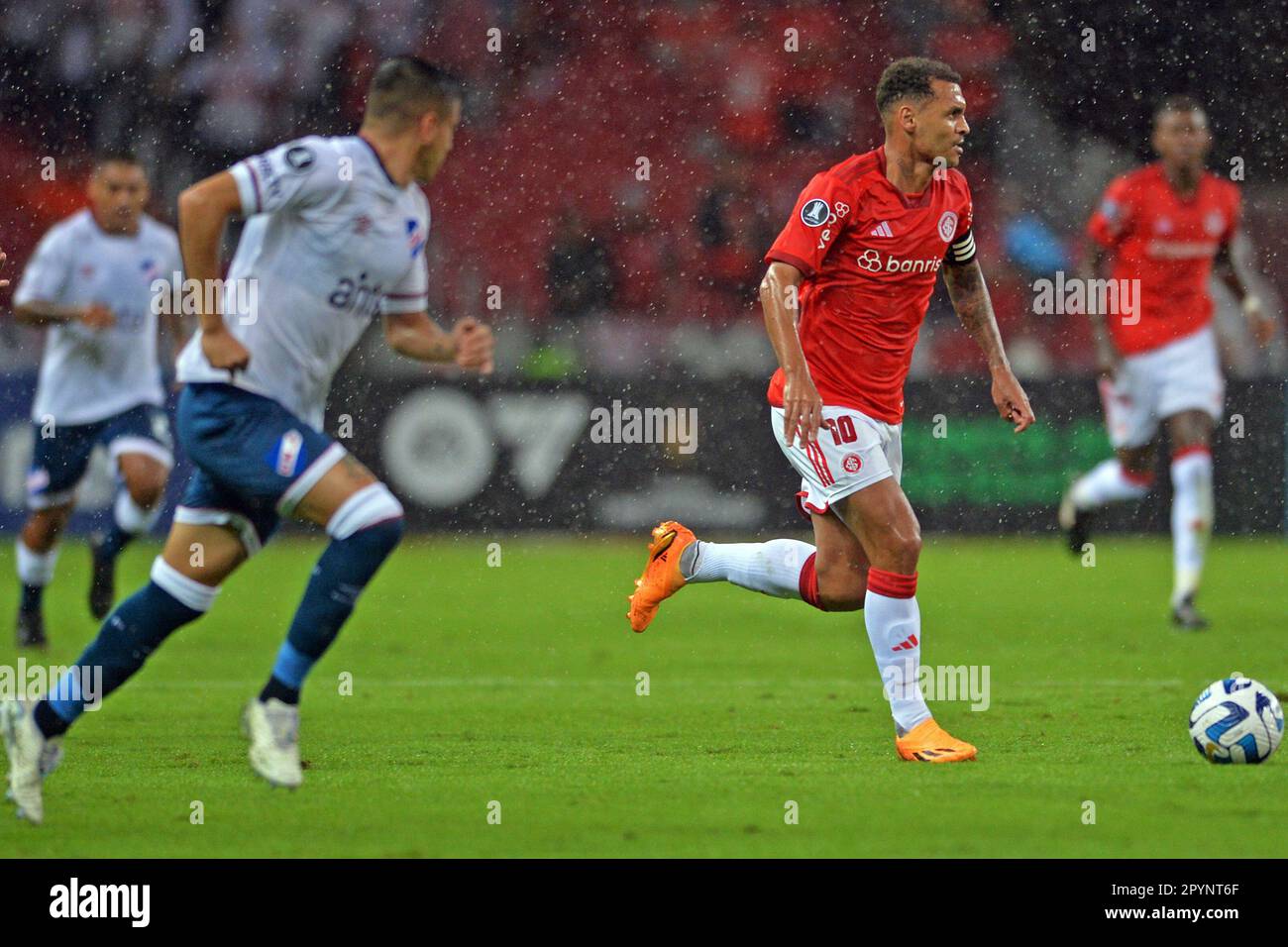 3rd mai 2023 : est&#xe1;dio Jos&#xe9; Pinheiro Borda, Porto Alegre, Rio Grande do Sul, Brésil.; Copa Libertadores football, Internacional versus Club Nacional; Alan Patrick d'Internacional avance sur le ballon vers le but Banque D'Images